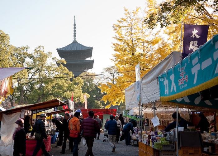 The market is just at the foot of the beautiful Toji Temple