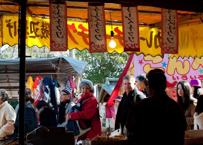 Foreign visitors are looking at the displayed street food curiously