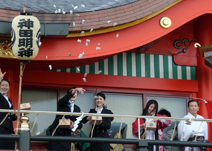 People are throwing beans happily on the stage in Kanda Myoujin Shrine.