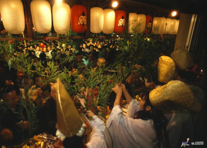 Toka Ebisu Ritual at Imamiya Ebisu Shrine, lucky daughters handing out lucky bamboo leaves