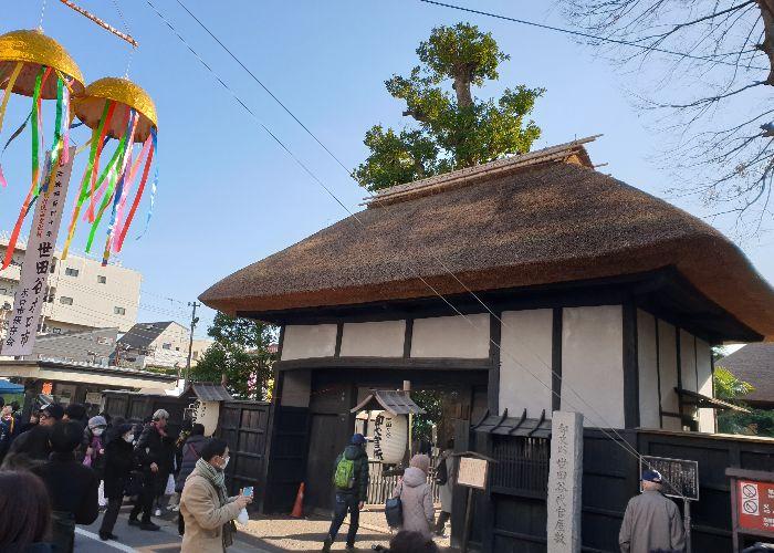 The entrance to the Daikan mansion with its huge and thick straw roof