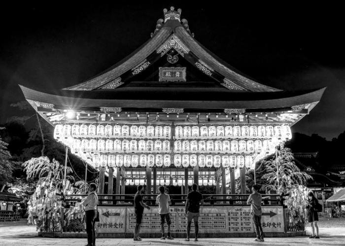 yasaka-shrine-black-and-white