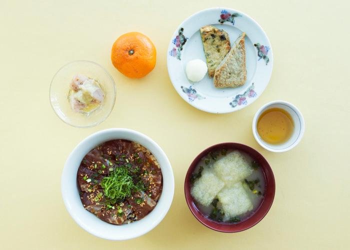 Clementine, tea, fish sashimi bowl and miso soup