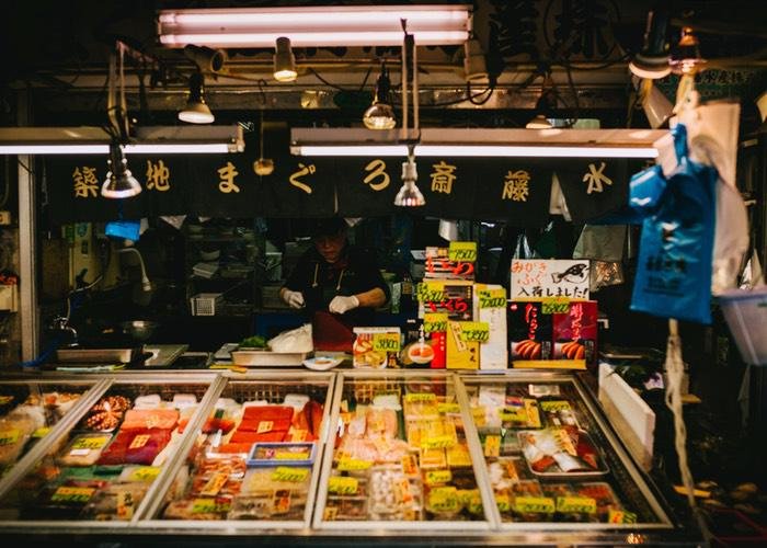 A picture of a stall in Tsukiji Fish Market in Tokyo