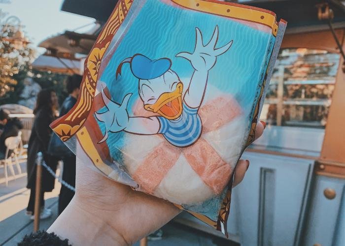 Ukiwah bun is wrapped with Donald Duck plastic packaging. The packaging displays the illusion of Donald Duck in a buoy.