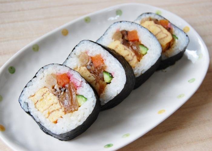Futomaki, a type of Japanese sushi roll