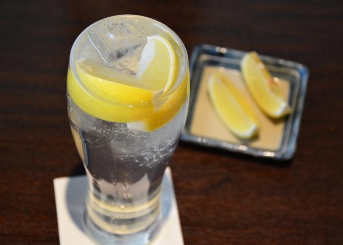 Japanese lemon chuhai in a tall glass topped with sliced lemon