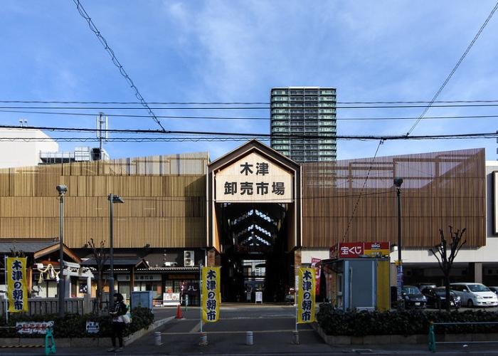 Osaka Kizu Market exterior against a blue sky